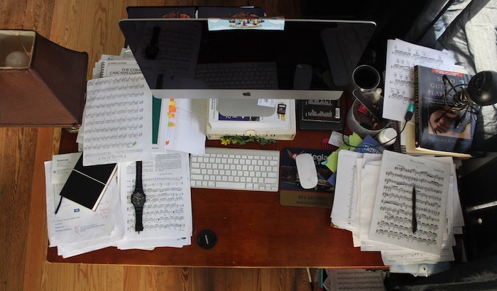Messy desks influence creativity