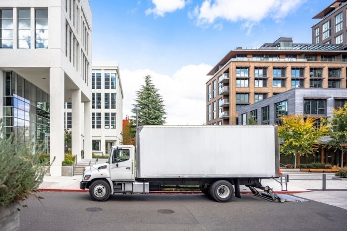 Learn more about box truck weight limits and CDLs with LoadUp.