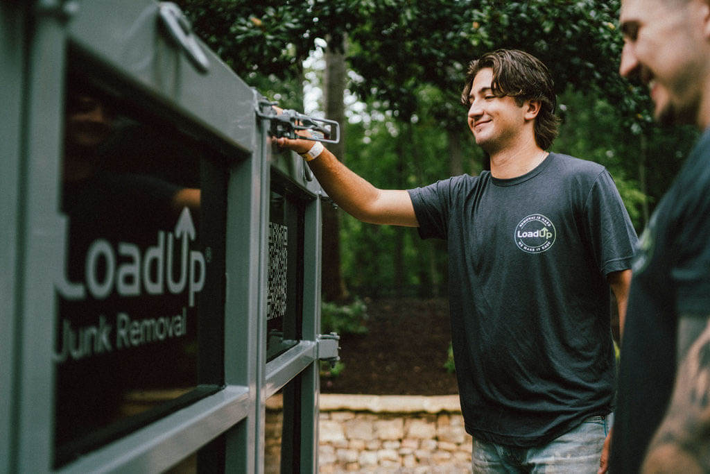 Loader closing trailer latch