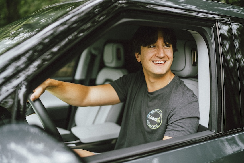 Professional junk hauler driving to customer's home