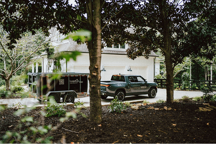 LoadUp branded truck pulling up to customer's home.